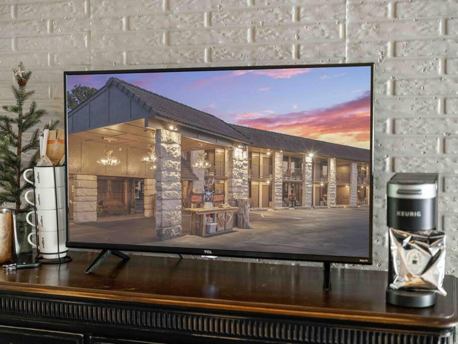 Stonegate Lodge King Bed Wifi Roku Tv Salt Water Pool Room #203 Eureka Springs Exterior foto